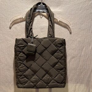 NWOT Vince Camuto
Women's Audri Tote Handbag